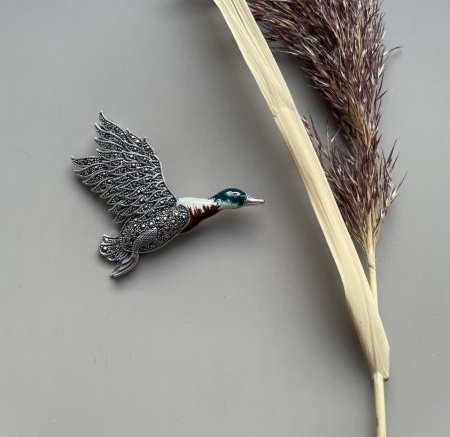 Брошь из серебра с марказитами и эмалью «Утка»